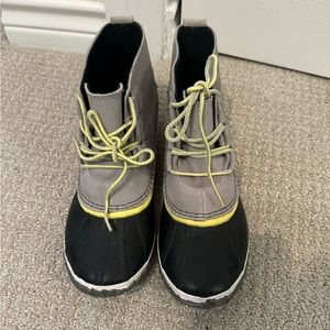 Sorel out n about rain snow duck boot grey black neon green size 8.5
